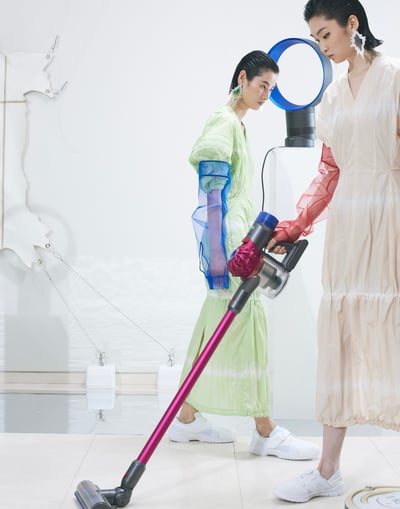 掃除機をかける女性