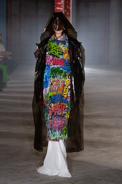 ペイントされたトレンチコートを着用するモデル