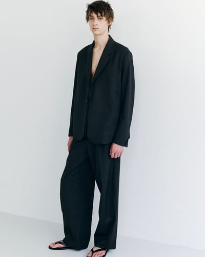 NTNの洋服を着たモデル