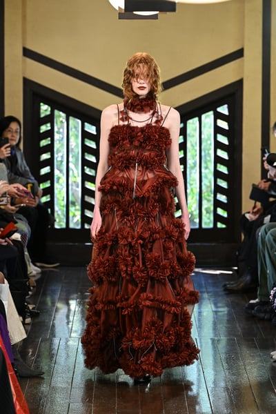 HOUGA 2025年秋冬コレクションのファーストルック