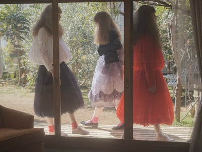 「コム デ ギャルソン・ガール」2022年春夏コレクション シューティング