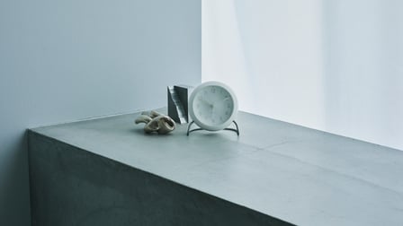 棚に飾られた時計