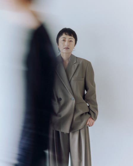 ファッションエディター 栗山愛以とエンポリオ アルマーニ