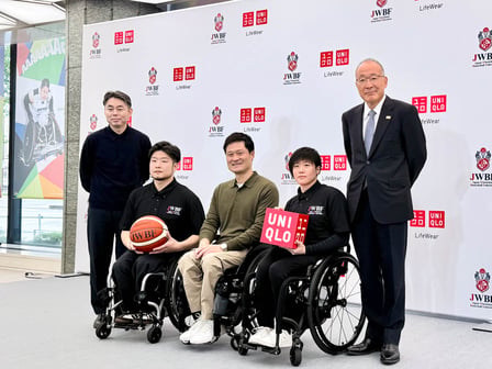 （左から）柳井康治上席執行役員、日本代表男子キャプテン 川原凜選手、JWBF理事の國枝慎吾氏、日本代表女子キャプテン 萩野真世選手、JWBFの田中晃会長