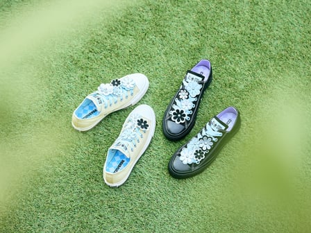 フラワーチャーム付きのシューズ