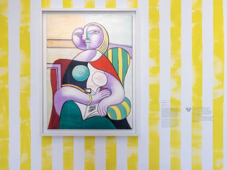 パブロ・ピカソ《読書》1932年、パリ国立ピカソ美術館（パリ国立ピカソ美術館展示風景、2023年）