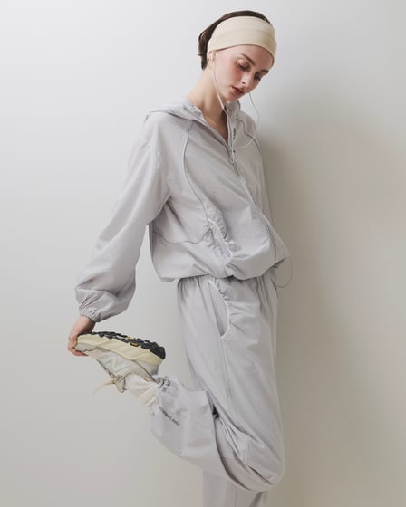 ランニングウェアを着たモデル