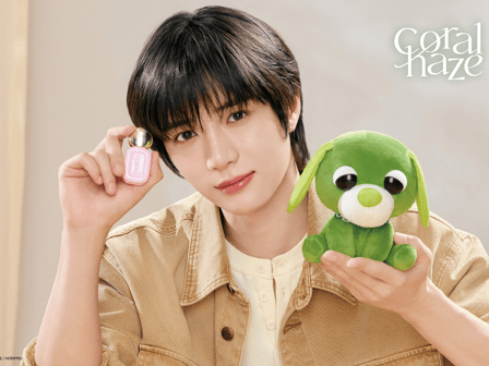 ぬいぐるみとリップを持った男性