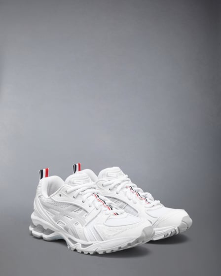 トム ブラウンとアシックスのコラボシューズ