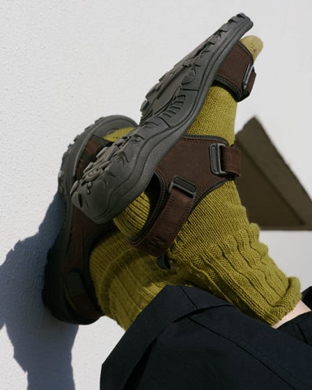 MHL.とハイテックのコラボサンダル 着用画像