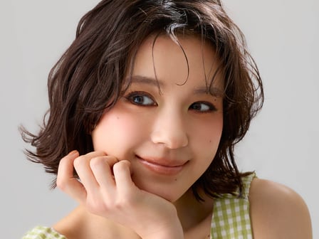 微笑む女性モデル
