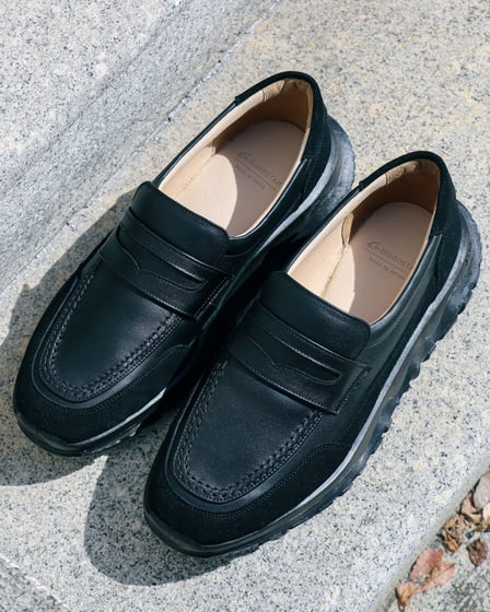 ブラックのローファー