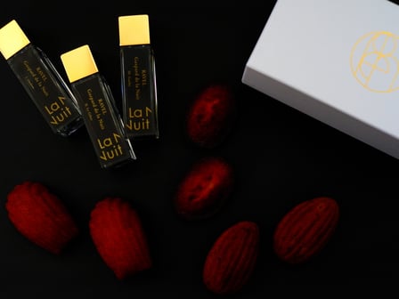 ラニュイ パルファンが発売する焼き菓子とのペアリンFRONT）」というふセット