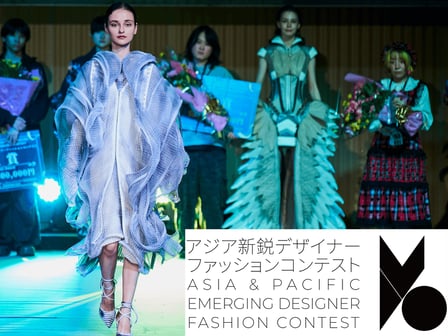 津川仁菜の作品を着たモデルを中心に、各受賞者が登壇した授賞式の様子