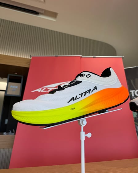白いランニングシューズ