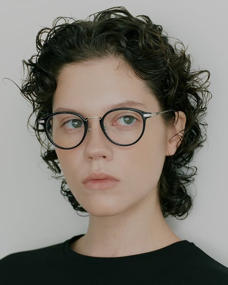 メガネを着用したモデルのバストアップ