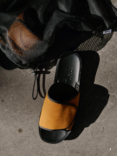 「エムエイチエル.（MHL.）」が、シューズメーカー「ムーンスター（MOONSTAR）」に別注したサンダル「MHL. MOONSTAR SCHOOL SANDALS」