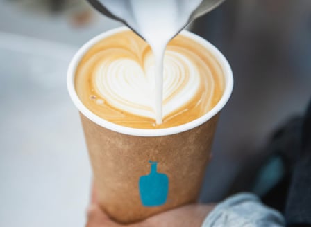ブルーボトルコーヒーのカップにカフェラテが注がれる様子