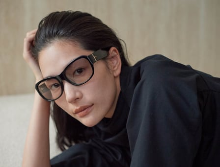 Zoffと熊谷隆志がコラボレーションしたアイウェアコレクションを着用する女性モデル