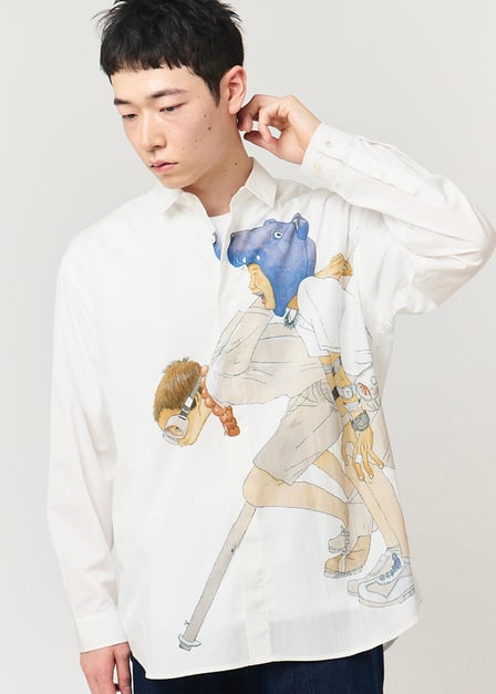 松本大洋のイラストをあしらったシャツを着たモデル