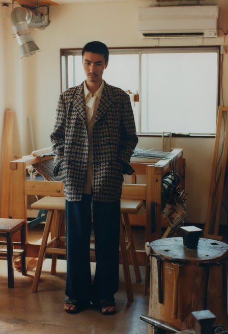 エディフィスがインカミングに別注したジャケットを着用する男性