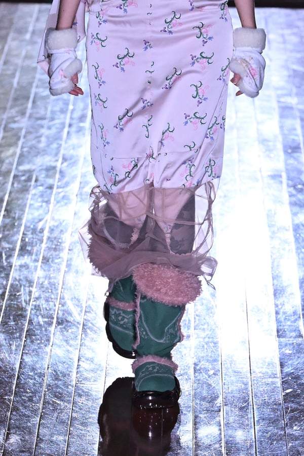 ランウェイを歩くモデル