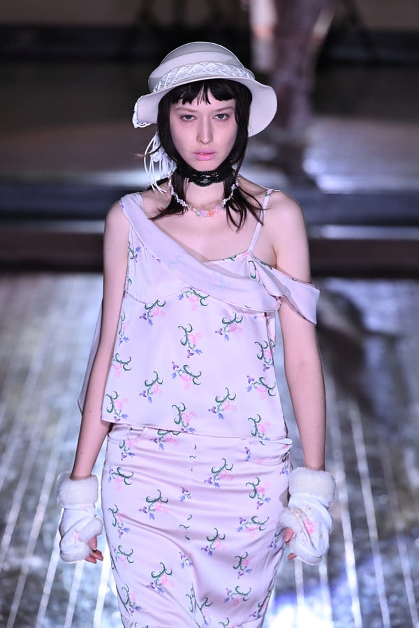 ランウェイを歩くモデル