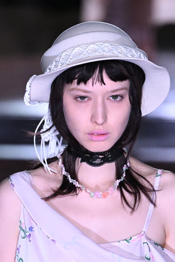 ランウェイを歩くモデル