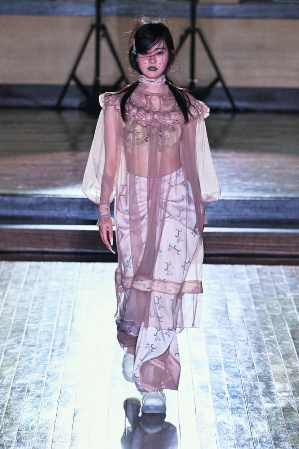 ランウェイを歩くモデル