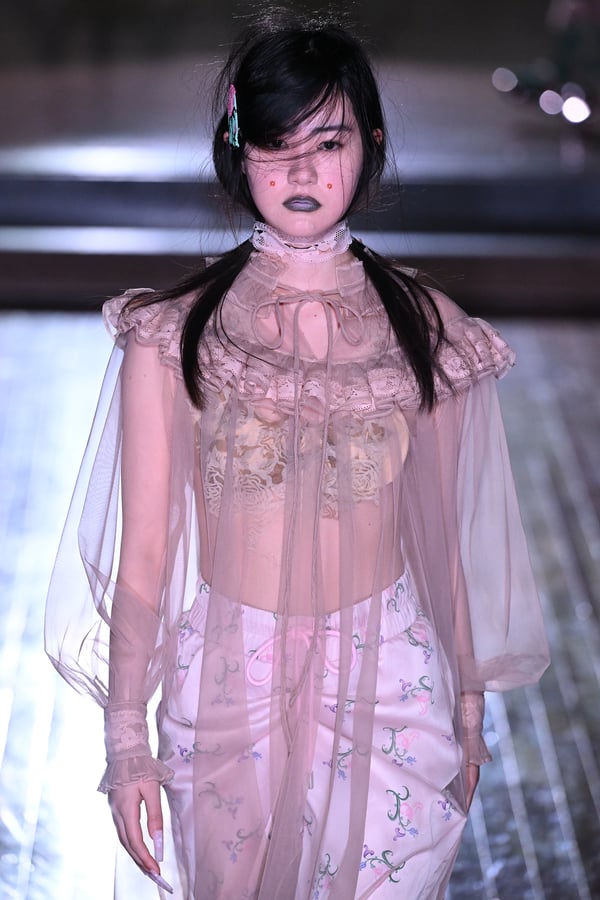 ランウェイを歩くモデル