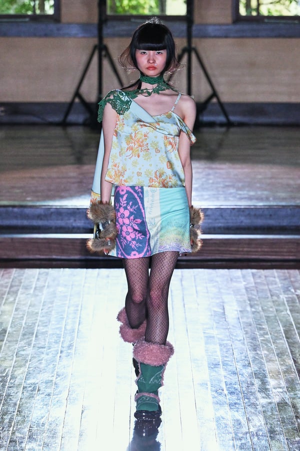 ランウェイを歩くモデル