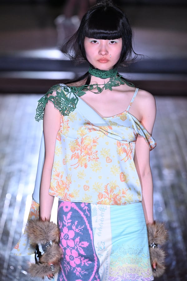 ランウェイを歩くモデル