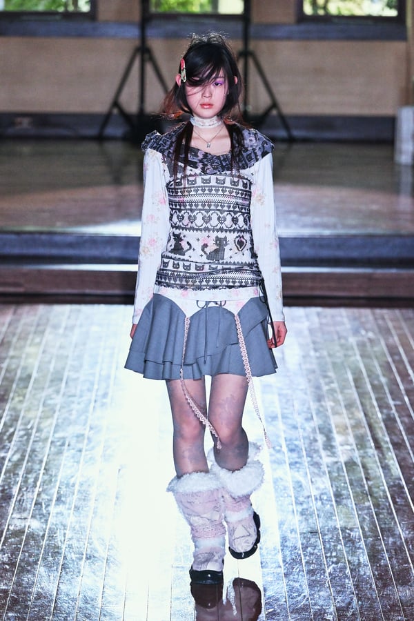 ランウェイを歩くモデル