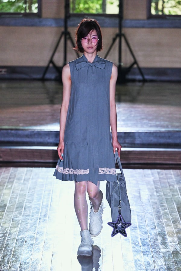 ランウェイを歩くモデル