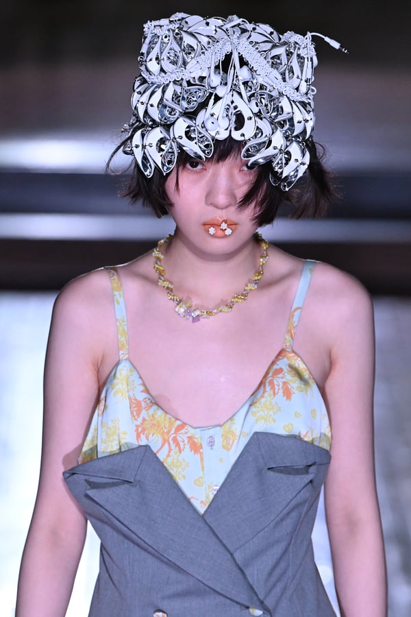 ランウェイを歩くモデル