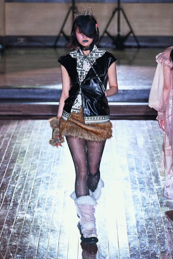 ランウェイを歩くモデル