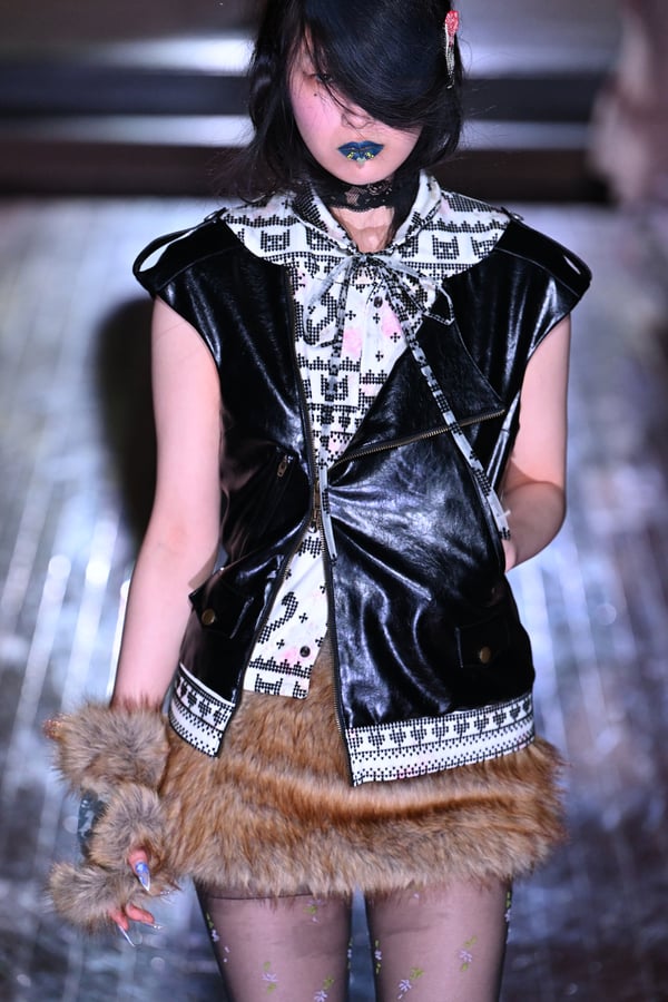 ランウェイを歩くモデル