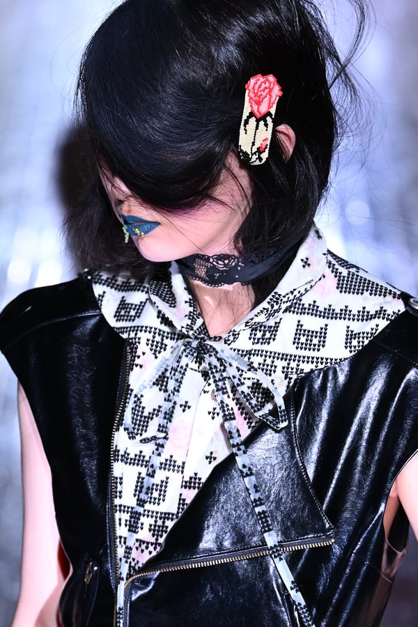 ランウェイを歩くモデル