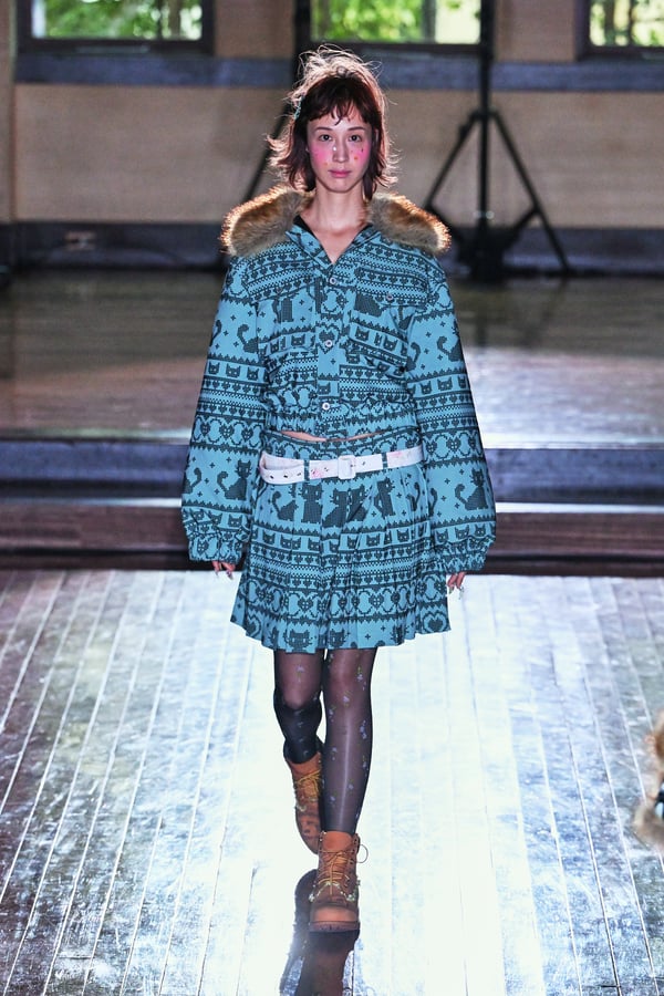 ランウェイを歩くモデル