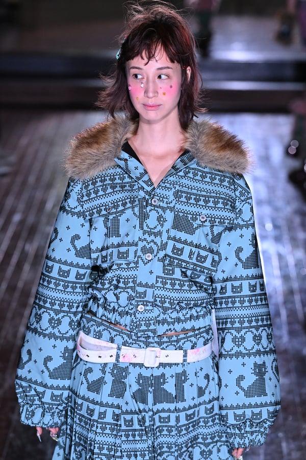 ランウェイを歩くモデル