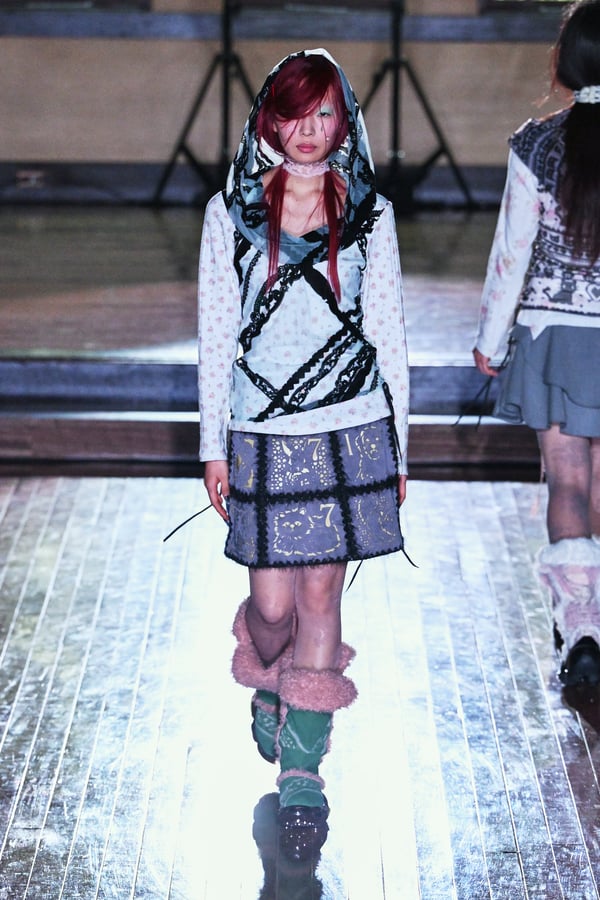 ランウェイを歩くモデル