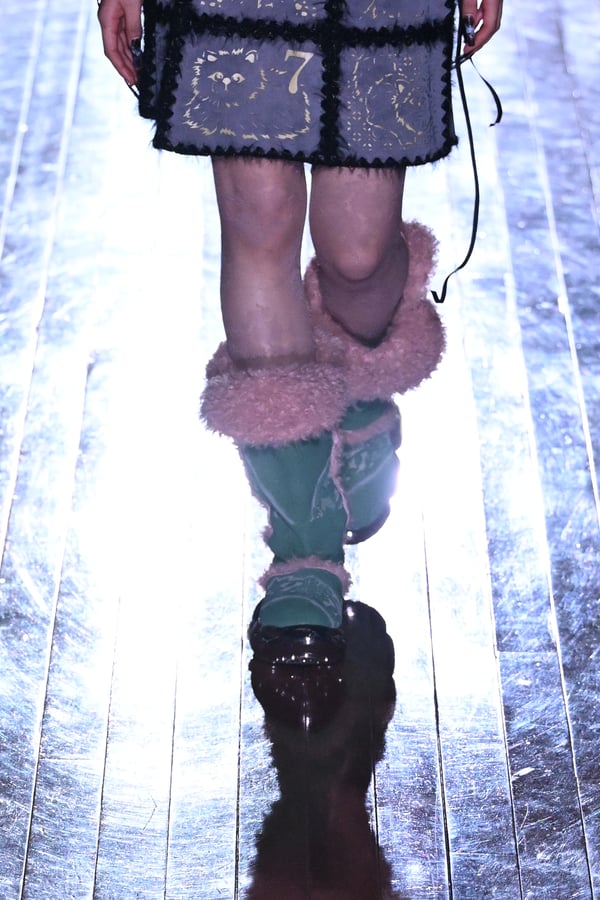 ランウェイを歩くモデル