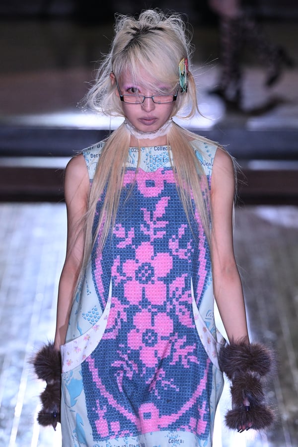 ランウェイを歩くモデル