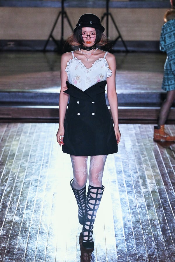 ランウェイを歩くモデル