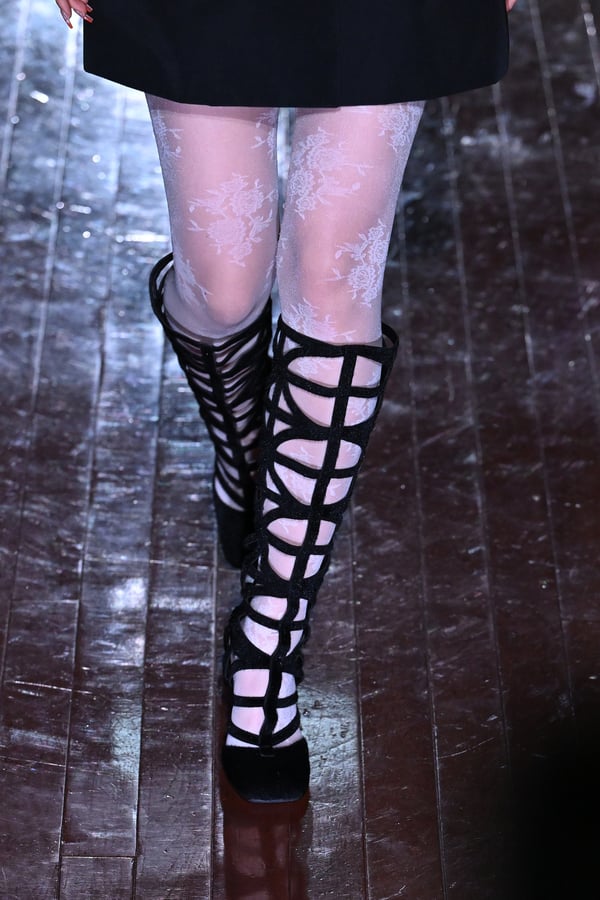 ランウェイを歩くモデル