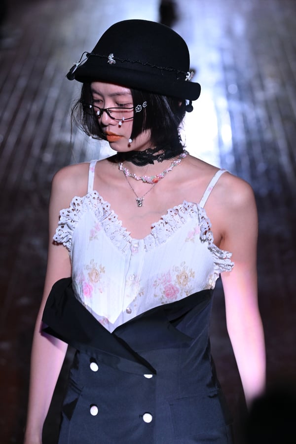 ランウェイを歩くモデル