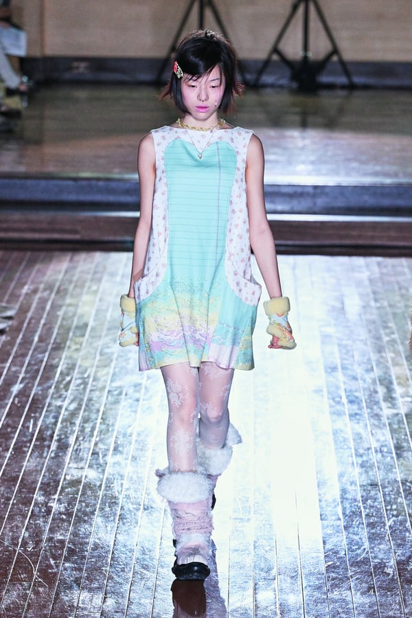 ランウェイを歩くモデル