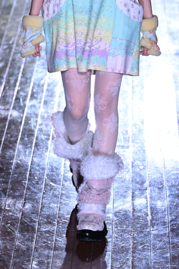 ランウェイを歩くモデル