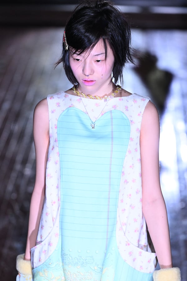 ランウェイを歩くモデル