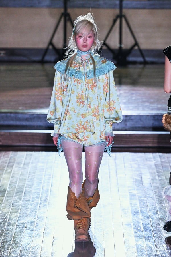 ランウェイを歩くモデル